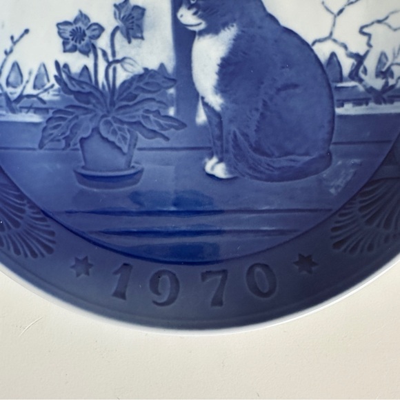 Royal Copenhagen 1970 Annual Plate Christmas Rose and Cat Denmark Blue White - Picture 5 of 13